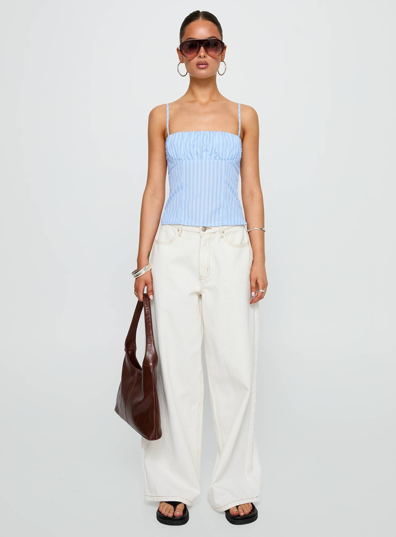 6-modelinfo-holly-us2_0d19820d-675b-4604-b636-e41ee2398833