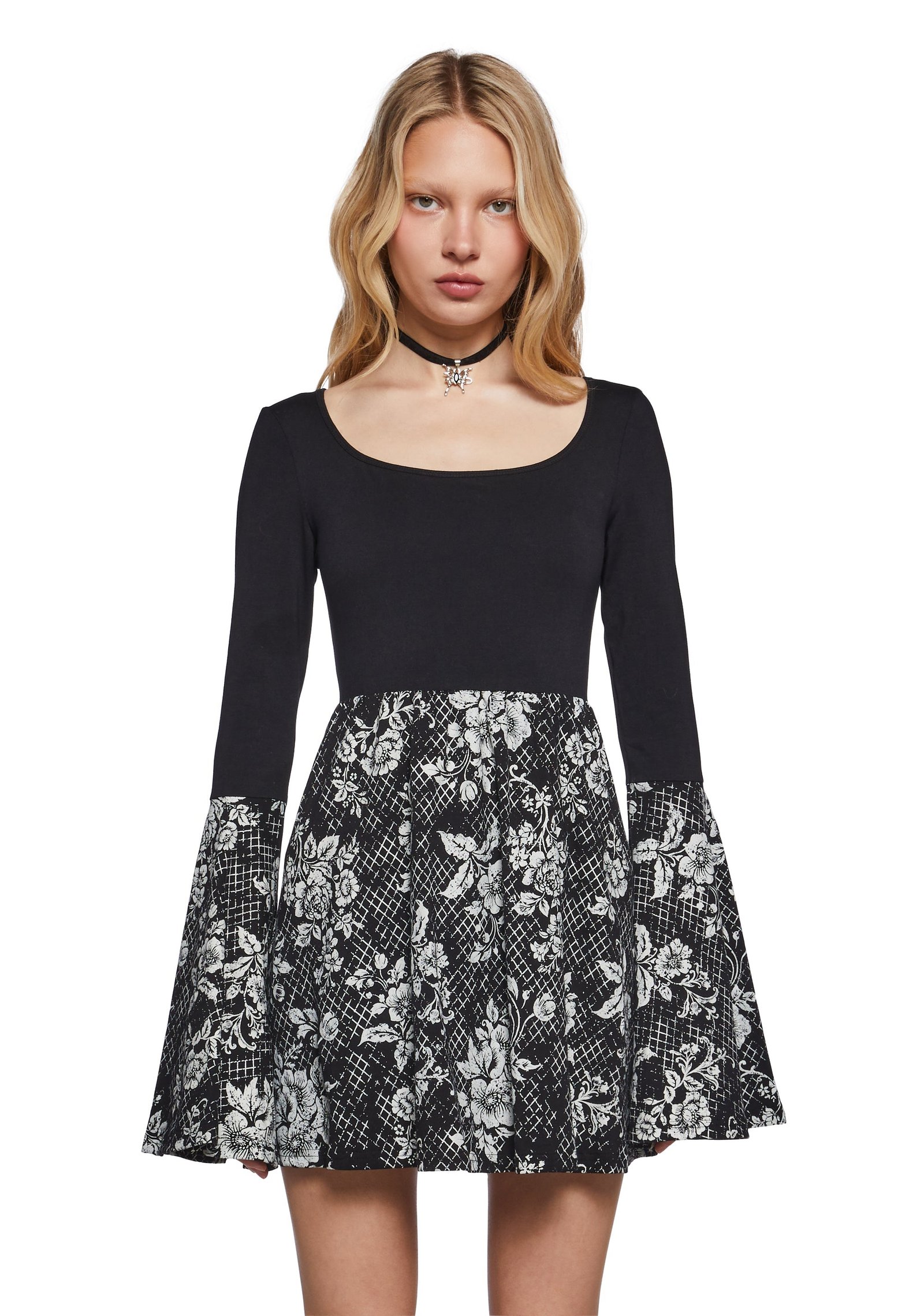 s1891246_f_r_delia_s_by_dolls_kill_black_294782_0045_25_03_25_58c880a5-f8f4-4754-9d6d-08550f8756a4