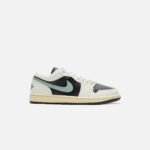 JBDC0774-001WmnsAirJordan1LowAnthraciteJadeSmokeSailLegendSand_7222